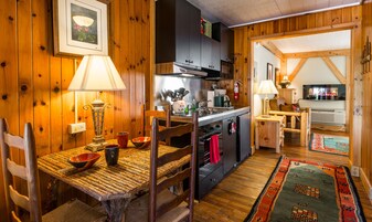 Refrigerador, microondas, cafetera/tetera, servilletas de papel