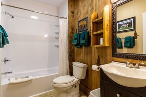 Standard Double Queen   | Bathroom | Designer toiletries, hair dryer, towels - Hemlock Inn (Blowing Rock)