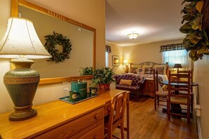 客房 | 高档床上用品、特色装修、特色家居、办公桌