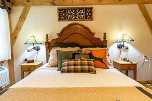 Standard Queen  | Premium bedding, individually decorated, individually furnished, desk - Hemlock Inn (Blowing Rock)