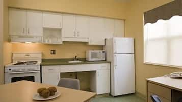 Departamento, 2 habitaciones | Cocina privada | Refrigerador, microondas, horno y parrilla de estufa