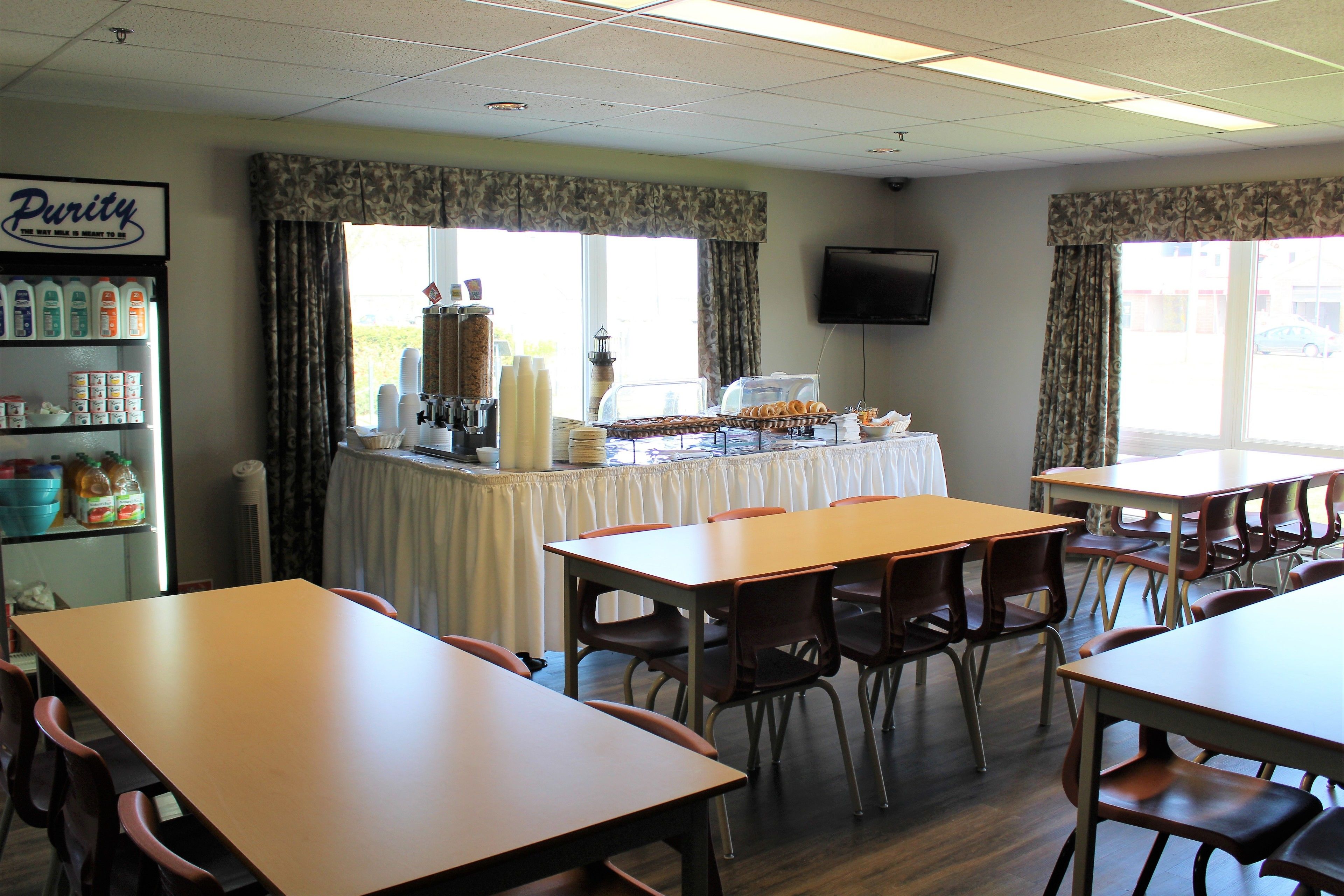 朝食 (コンチネンタル ブレックファスト)、毎日提供 (無料)