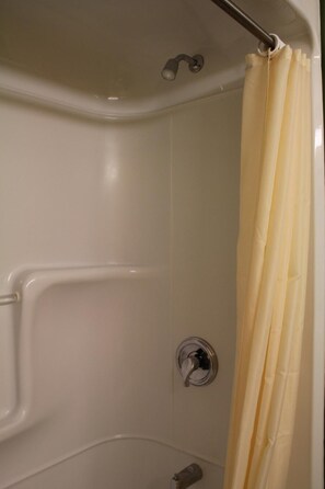 Combined shower/bathtub, towels - Glendenning Hall (Charlottetown)