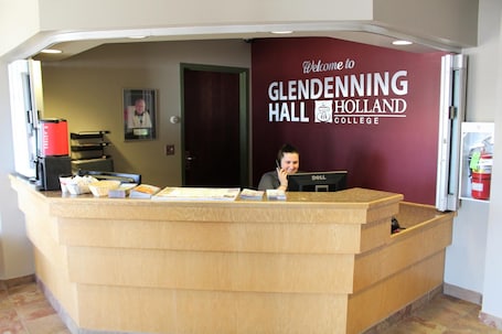 Esterni. Glendenning Hall