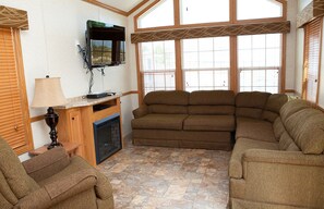 Cottage, 1 Bedroom | Living room | Flat-screen TV