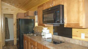 Cottage, 2 Bedrooms | Private kitchen | Fridge, microwave, coffee/tea maker