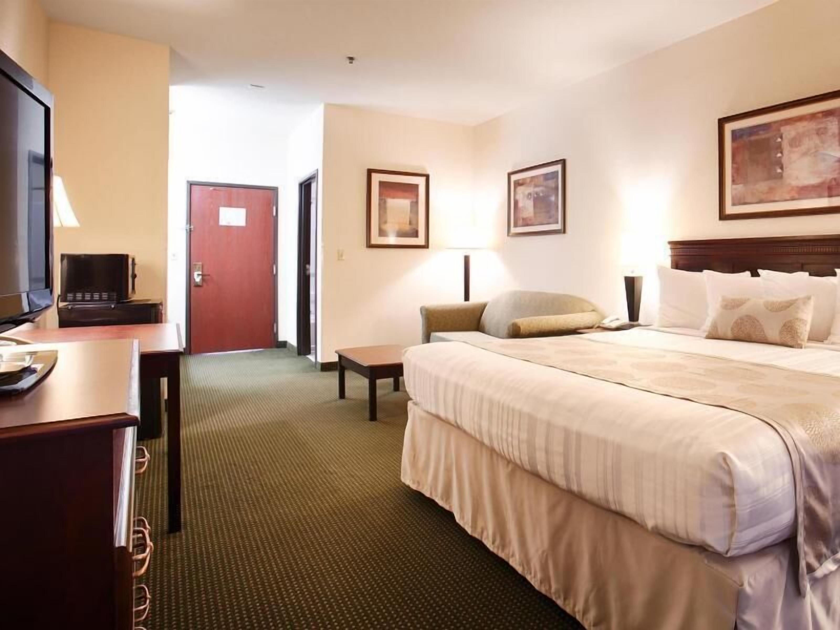 Egyptian cotton sheets, premium bedding, in-room safe, desk