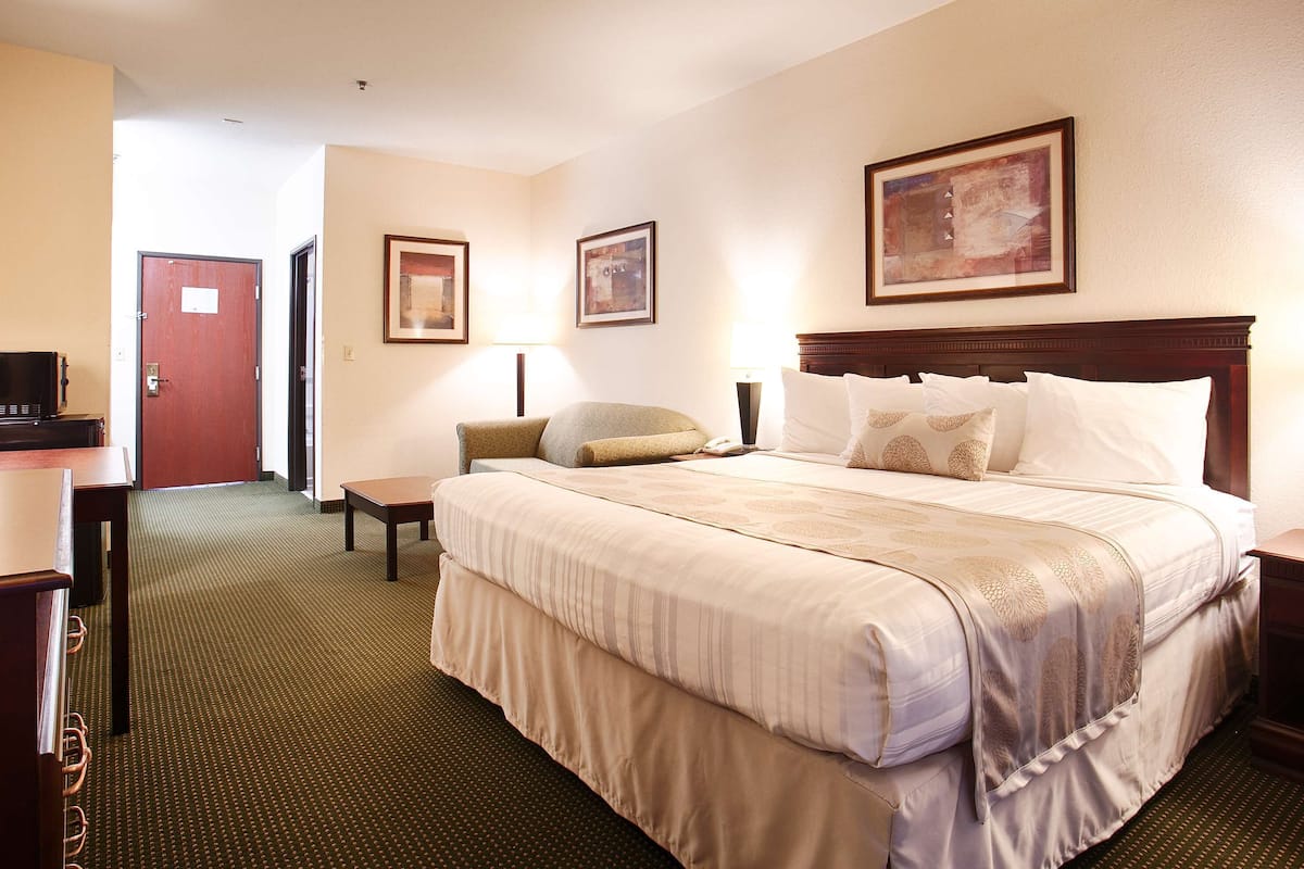 egyptian cotton sheets, premium bedding, in-room safe, desk
