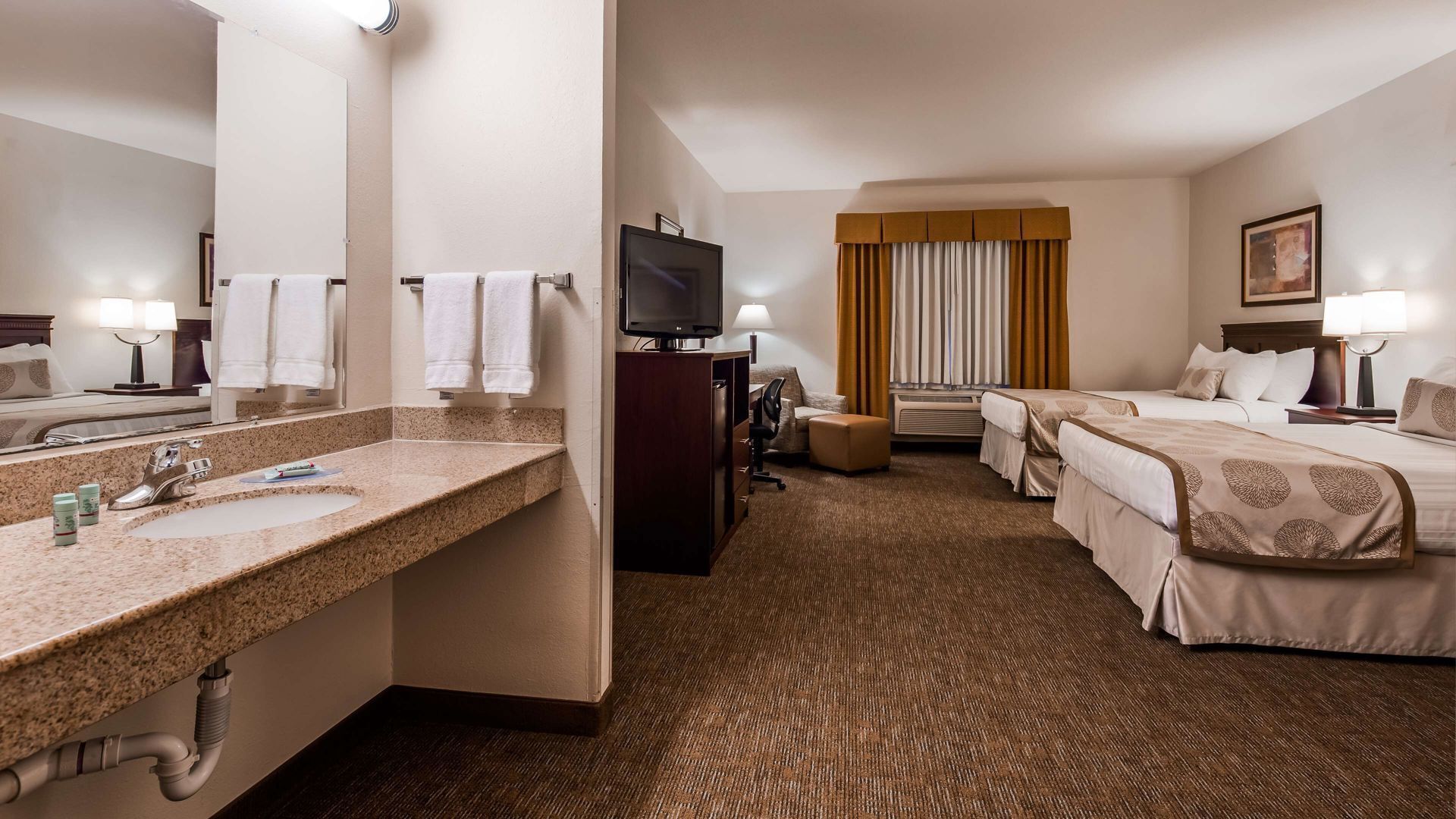 Egyptian cotton sheets, premium bedding, in-room safe, desk