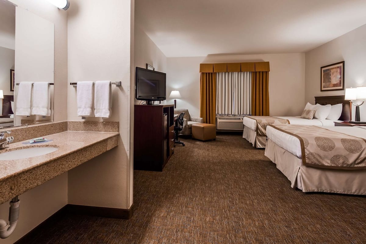 Egyptian cotton sheets, premium bedding, in-room safe, desk