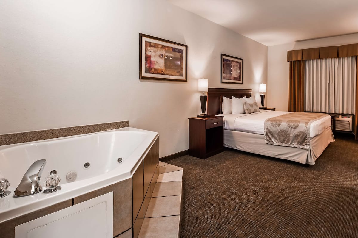 Egyptian cotton sheets, premium bedding, in-room safe, desk