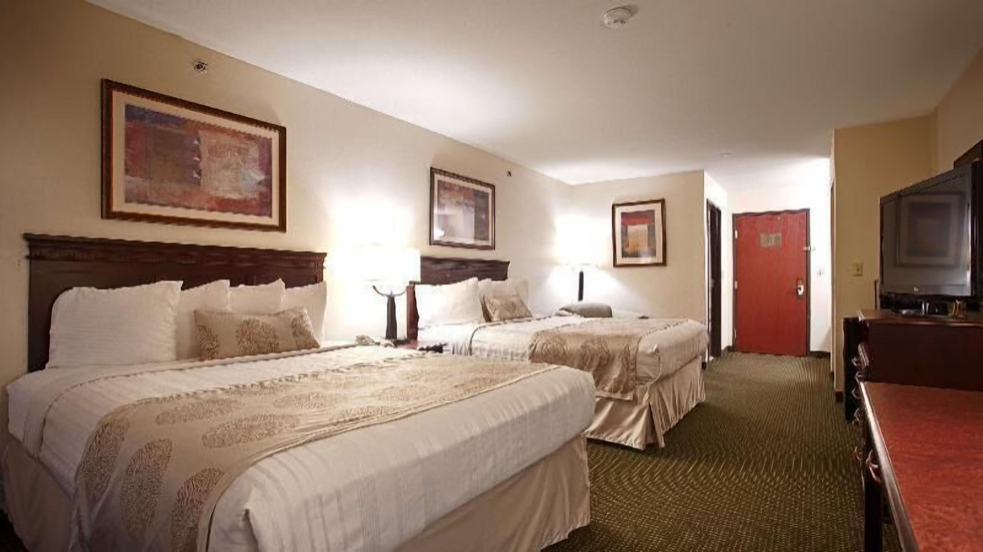 Egyptian cotton sheets, premium bedding, in-room safe, desk