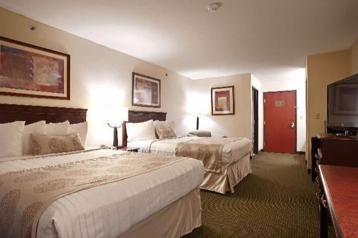 Egyptian cotton sheets, premium bedding, in-room safe, desk