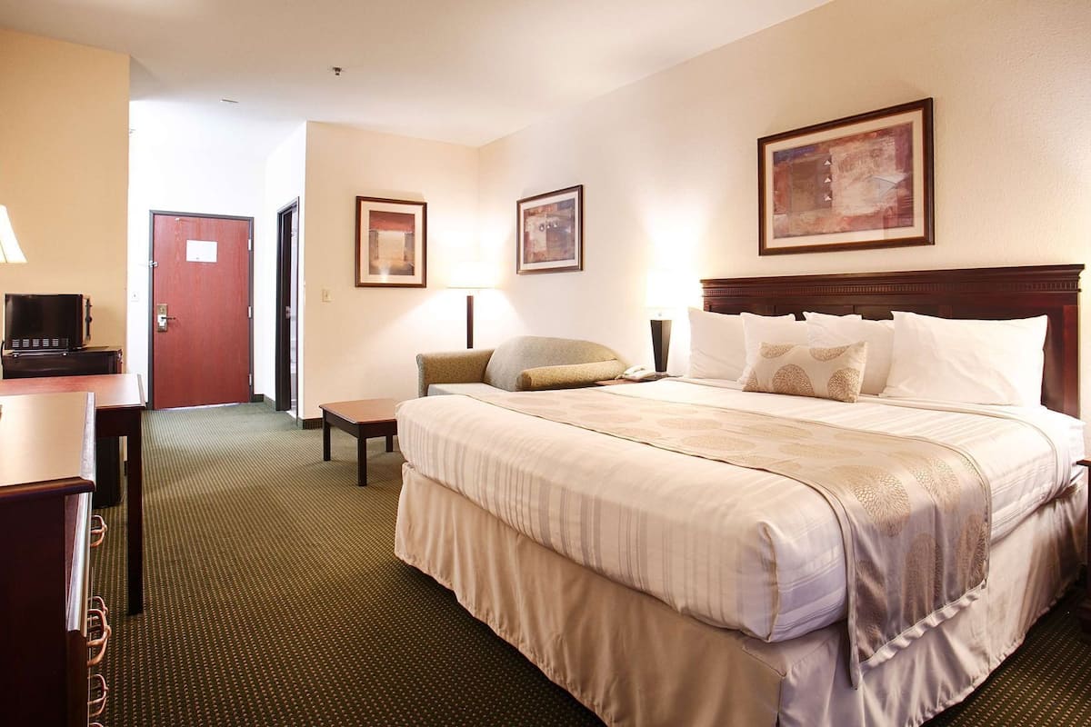 Egyptian cotton sheets, premium bedding, in-room safe, desk