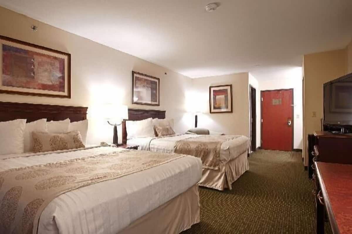 Egyptian cotton sheets, premium bedding, in-room safe, desk