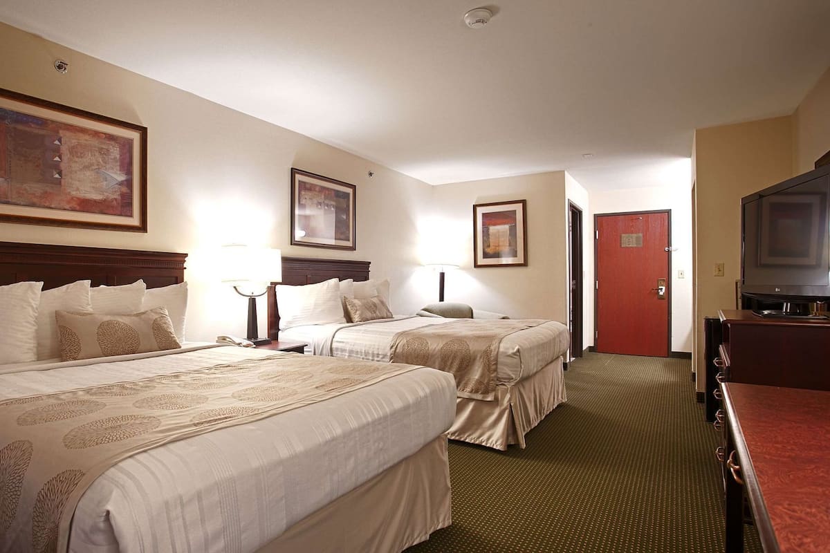 Egyptian cotton sheets, premium bedding, in-room safe, desk