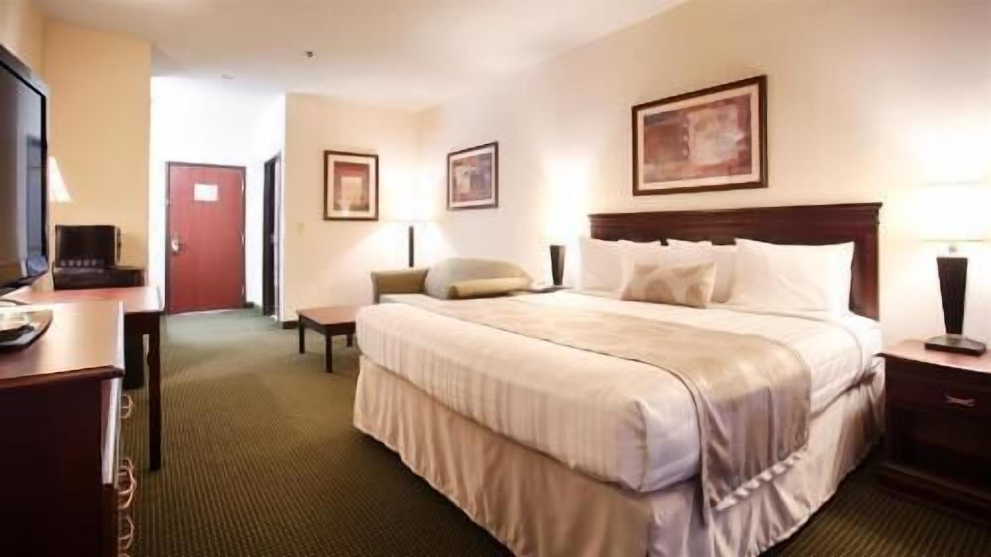 Egyptian cotton sheets, premium bedding, in-room safe, desk