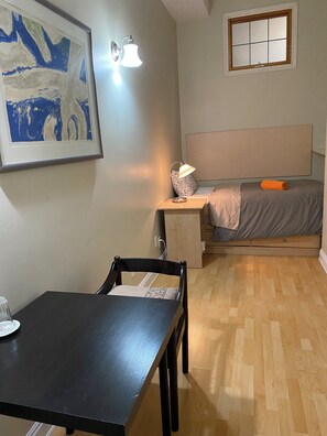 Individually decorated, individually furnished, desk, laptop workspace - Kaisar Guest House (Toronto)