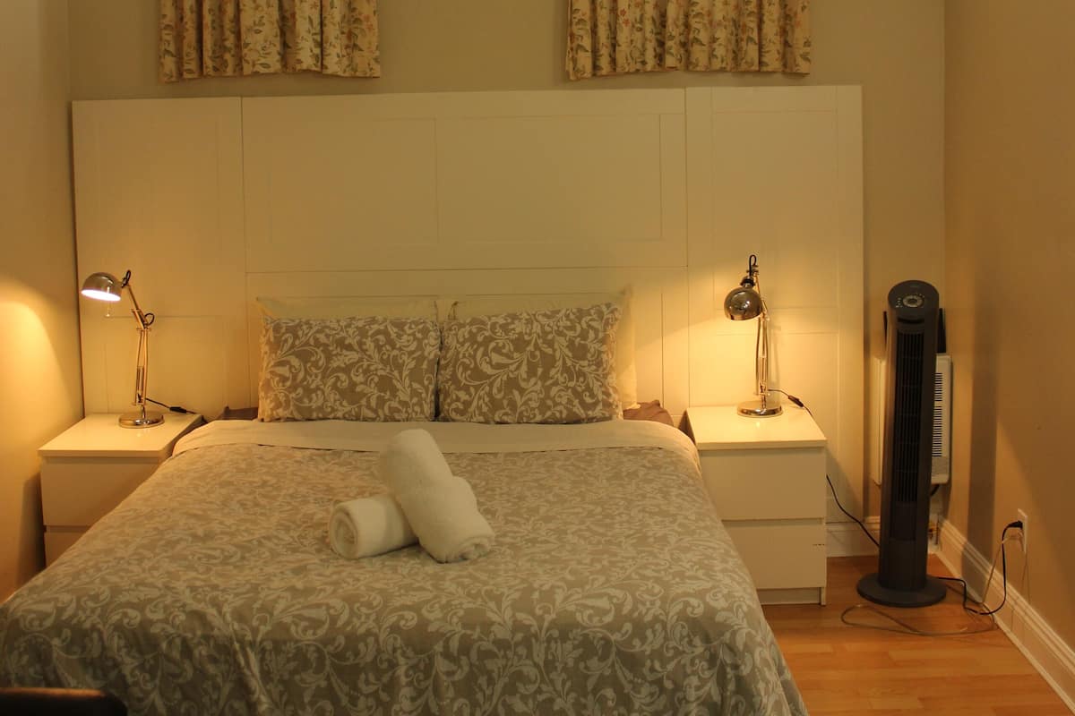 Habitación Deluxe, 1 cama Queen size | Decoración personalizada, muebles diferentes y escritorio