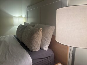 Individually decorated, individually furnished, desk, laptop workspace - Kaisar Guest House (Toronto)
