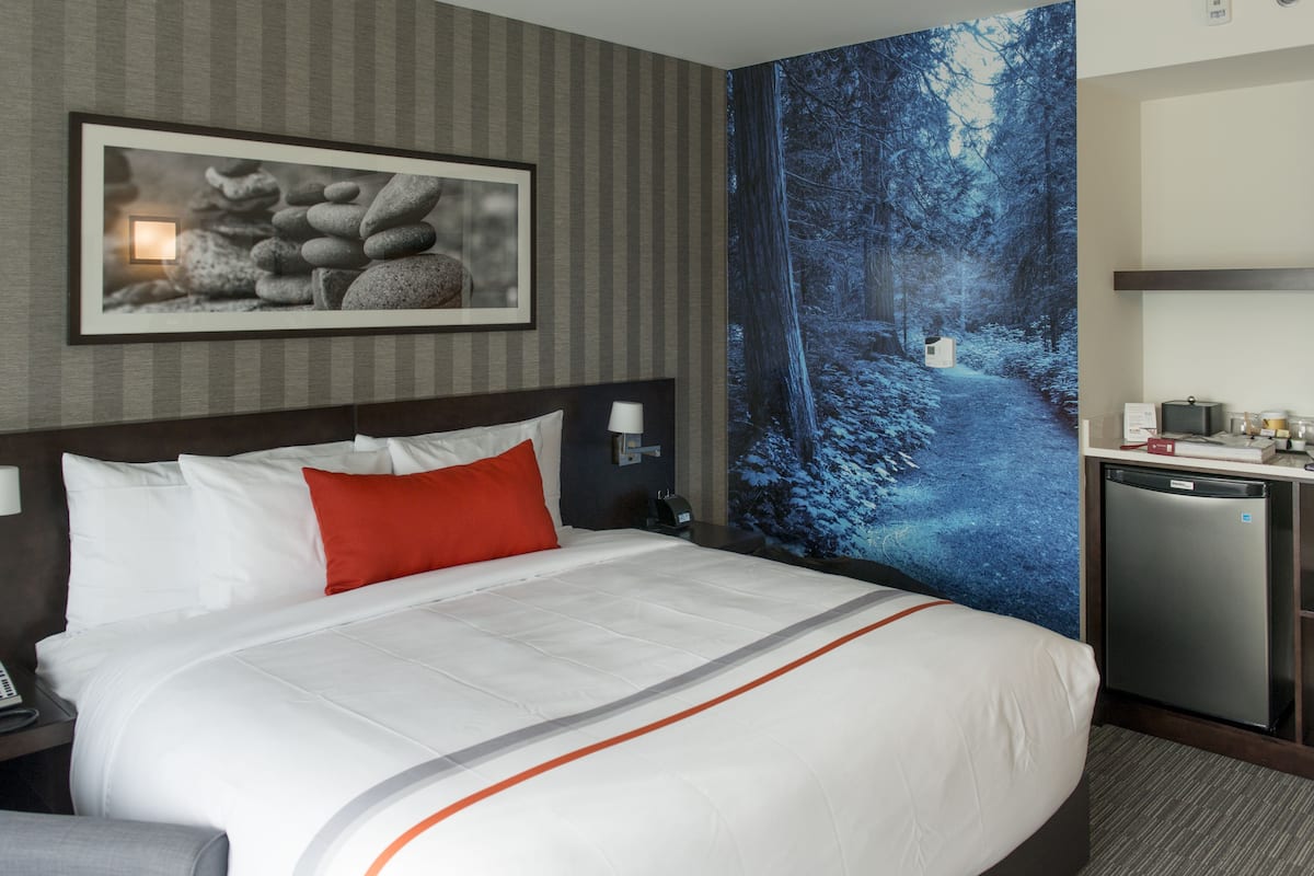 deluxe room, 1 king bed | premium bedding, pillow-top beds, in-room safe, desk
