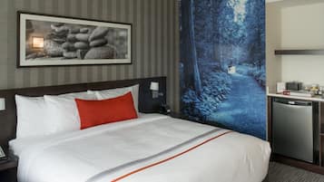 Deluxe Room, 1 King Bed | Premium bedding, pillowtop beds, in-room safe, desk