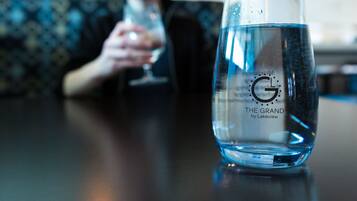 Una botella de 'The Grand' de Lakeview sobre una mesa.