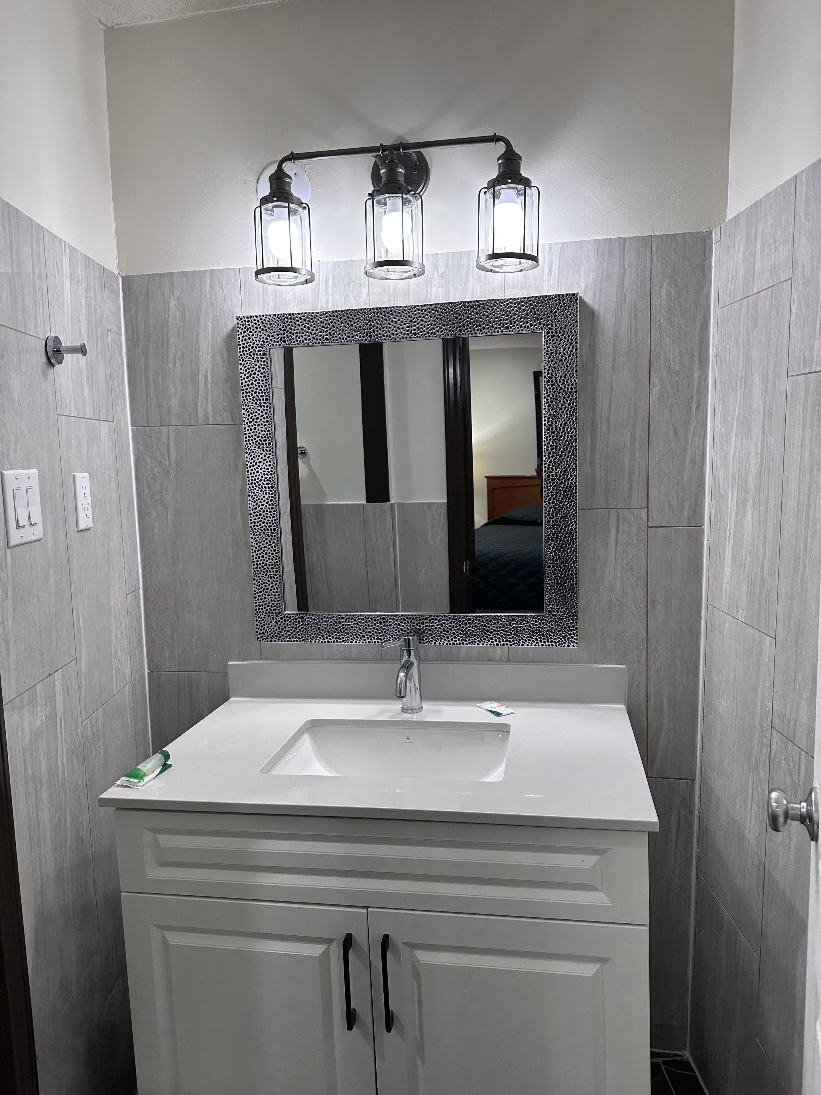 Standard Room, 1 King Bed | Bathroom