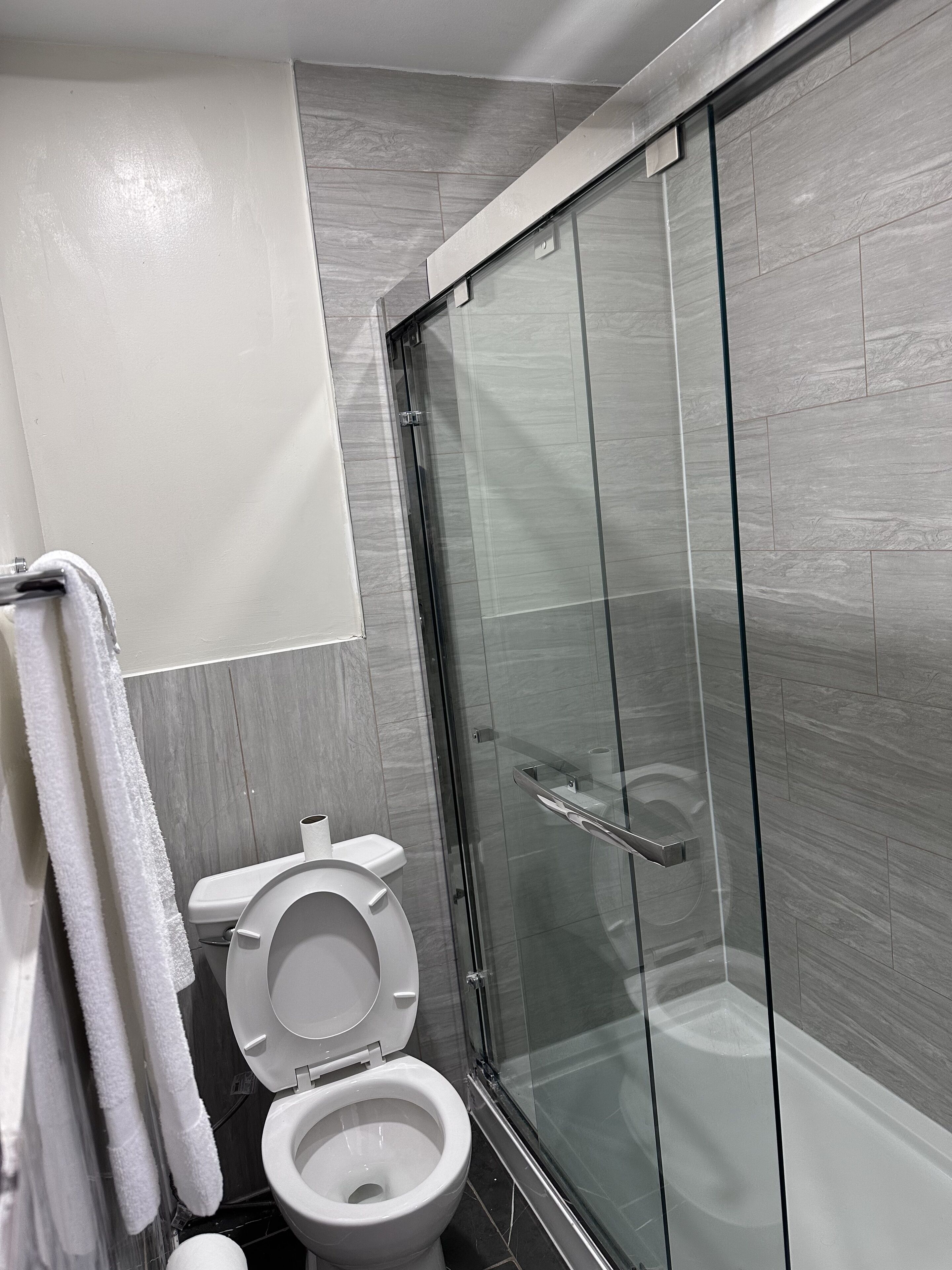 Superior Room, 1 King Bed | Bathroom | Combined shower/tub, hair dryer, towels