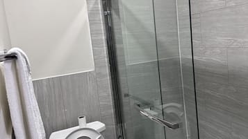 Superior Room, 1 King Bed | Bathroom | Combined shower/tub, hair dryer, towels