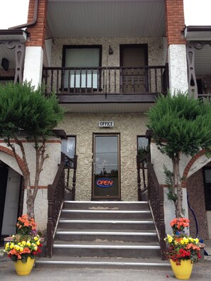 Exterior - Cedar Springs Motel (Halton Hills)