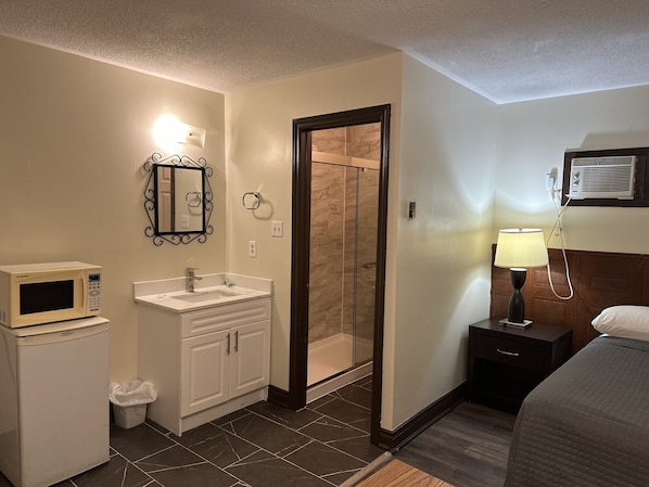 Standard Room, 1 Double Bed | Desk, free WiFi, bed sheets - Cedar Springs Motel (Halton Hills)