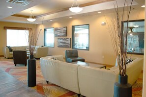 Lobby - Grand Forks Lodge and Suites (Grand Forks)