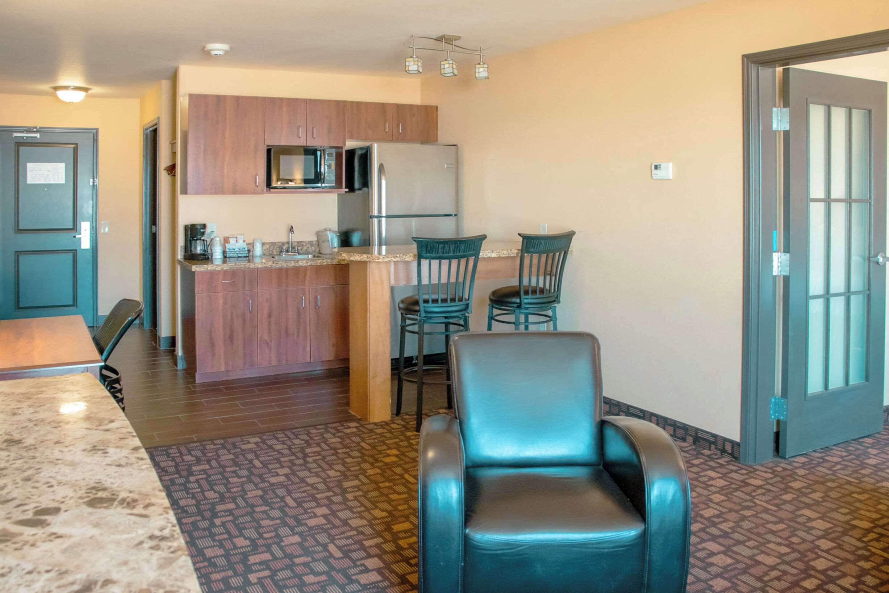 suite, 1 queen bed with sofa bed, non smoking | premium bedding, individually decorated, individually furnished, desk