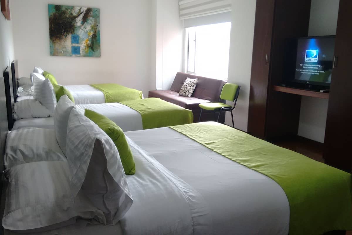 Üç Kişilik Oda | Odada kasa, ses yalıtımı, ücretsiz beşik/çocuk yatağı