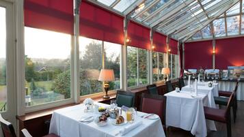 Daily cooked-to-order breakfast (GBP 14 per person)