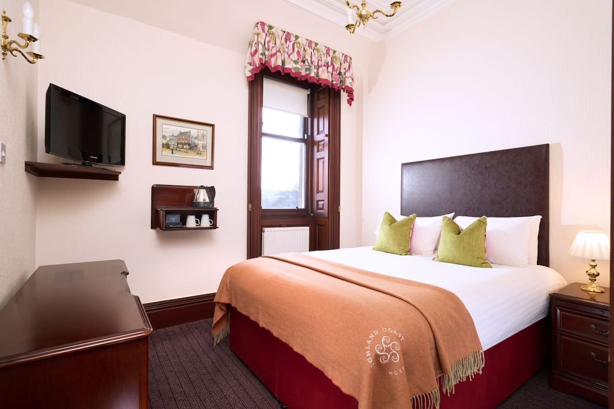standard double room | in-room safe, desk, iron/ironing board, free wifi