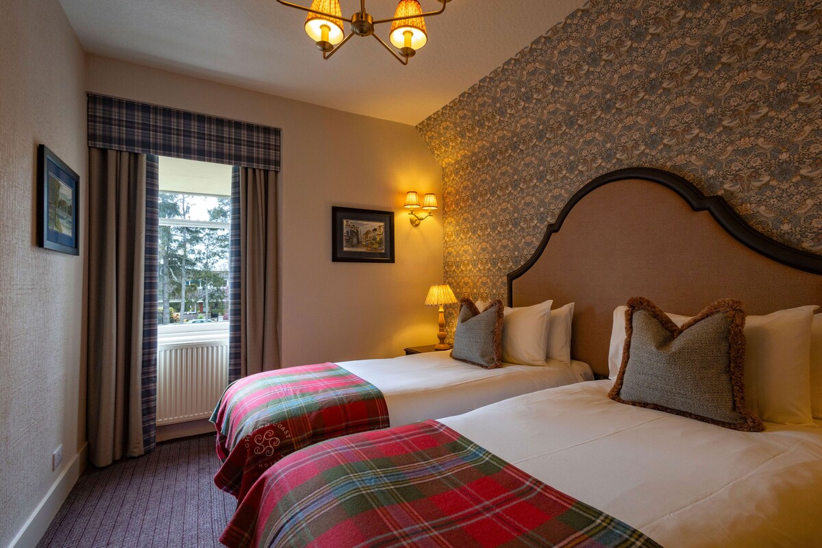 Standard King or Twin | In-room safe, desk, iron/ironing board, WiFi (free)