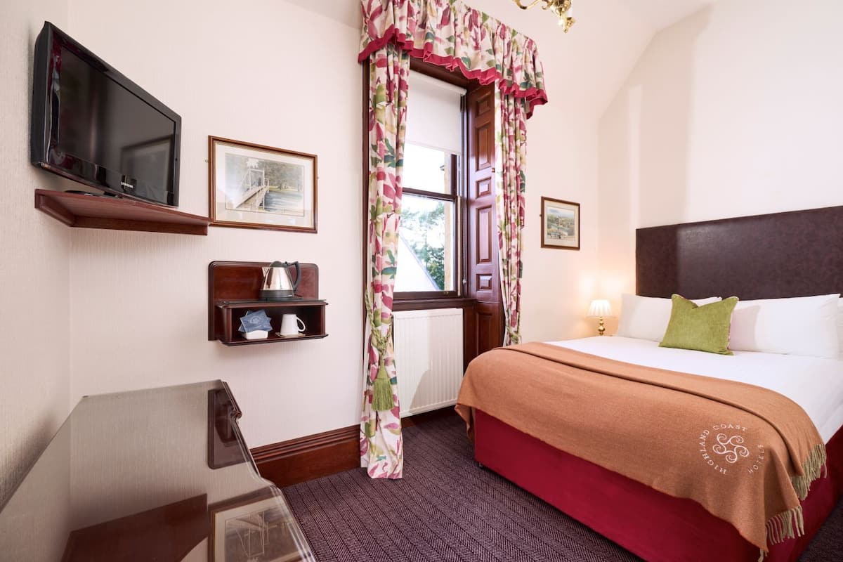 standard single room, 1 single bed, non smoking | in-room safe, desk, iron/ironing board, free wifi