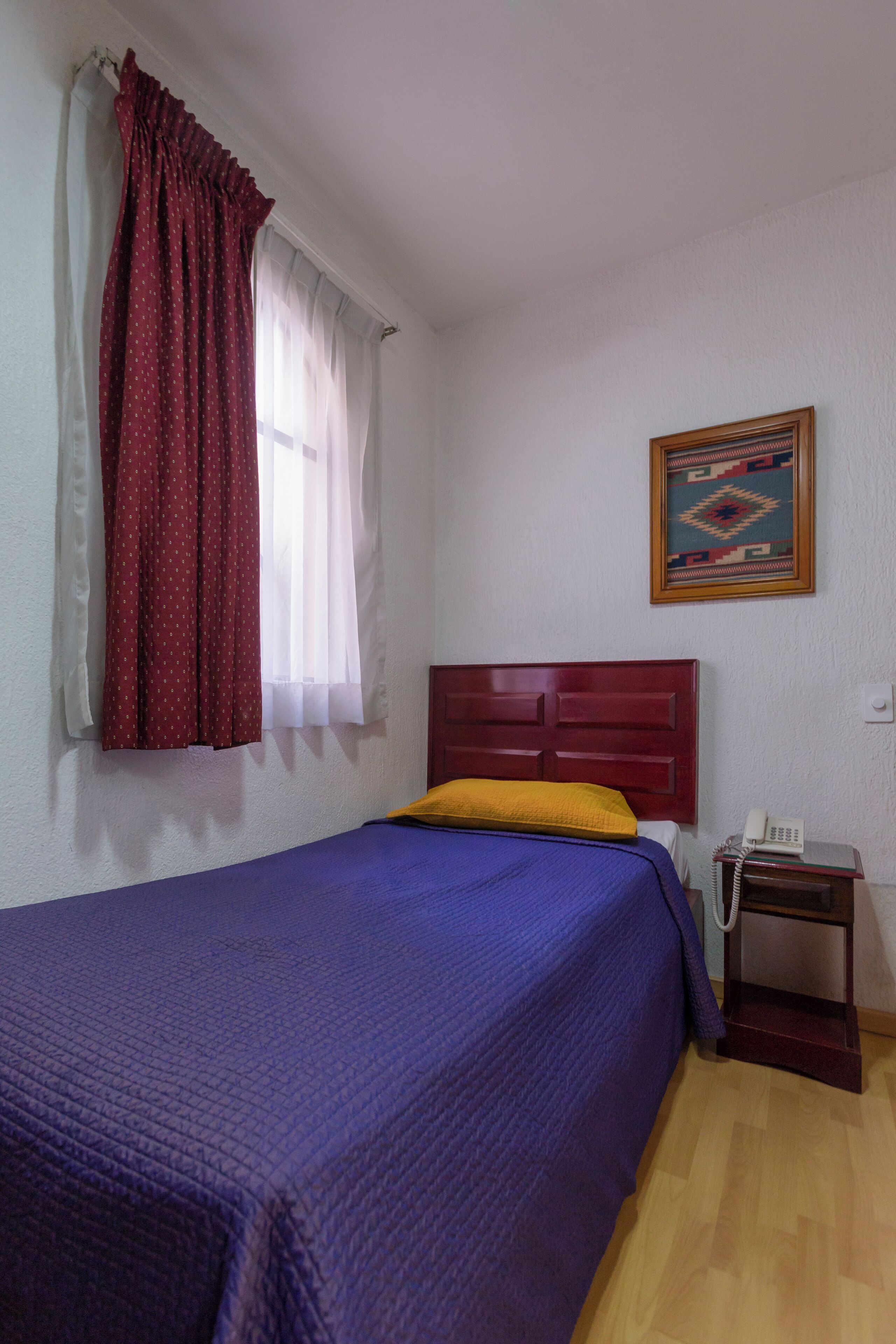 シングルルーム シングルベッド 1 台 | 高級寝具、セーフティボックス (室内)、デスク、遮光カーテン