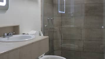 Standaard kamer, 2 tweepersoonsbedden | Badkamer | Een douche, een haardroger, handdoeken