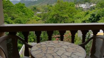 Chambre Double Confort, vue montagne, cÎté jardin | Balcon