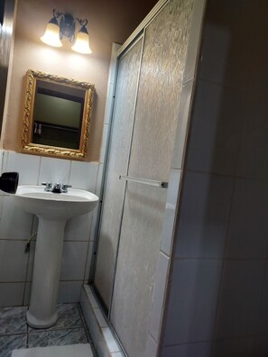 Habitación familiar, 2 habitaciones, habitaciones comunicadas | Baño | Ducha, artículos de higiene personal gratuitos y secador de pelo