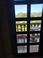 Quarto casal conforto, vista para a montanha, no jardim | Vista do quarto