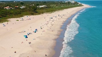 Playa en los alrededores y toallas de playa 