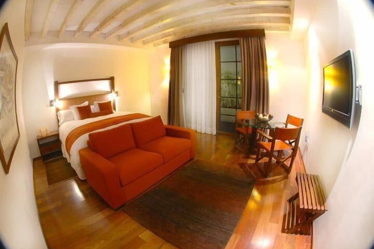 1 bedroom, Egyptian cotton sheets, premium bedding, down comforters