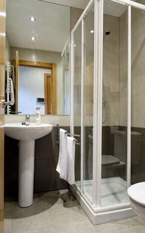 Bathroom - Los Zapatos Morados (Haro)