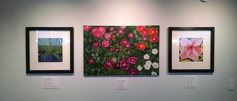 Tres obras de arte enmarcadas en una pared.