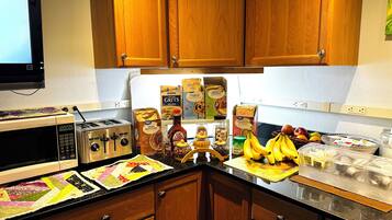 朝食 (ビュッフェ)、毎日提供 (無料)