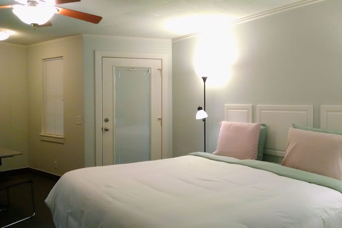 Room, 1 King Bed, Refrigerator & Microwave